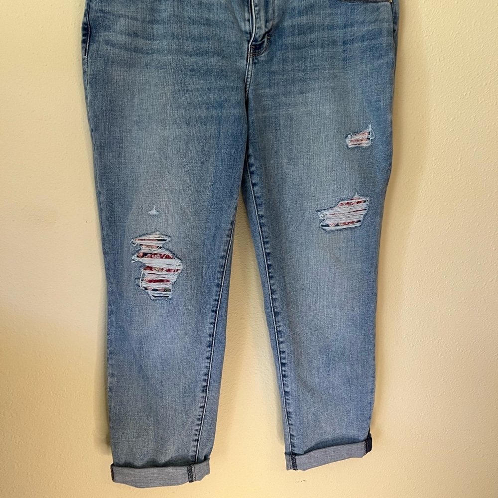 WHITE House Black Market Girlfriend Mid Rise Everyday Short Ripped Jeans 14P